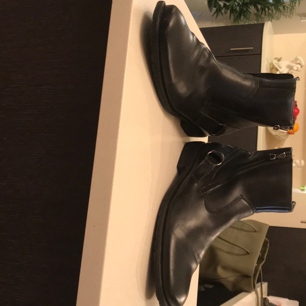 Robert Wayne  man boots